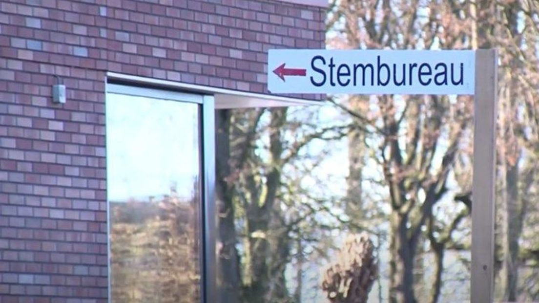 De weg naar het stembureau wordt met borden aangegeven.