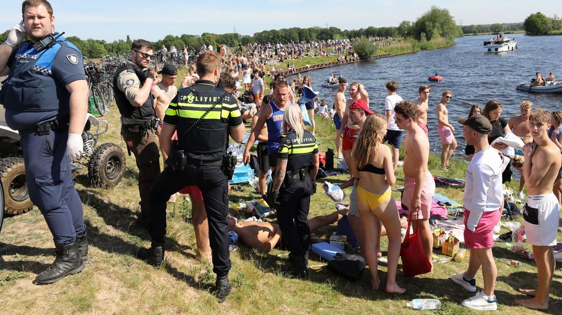 Politie grijpt in bij drukte langs de Eem in Soest.