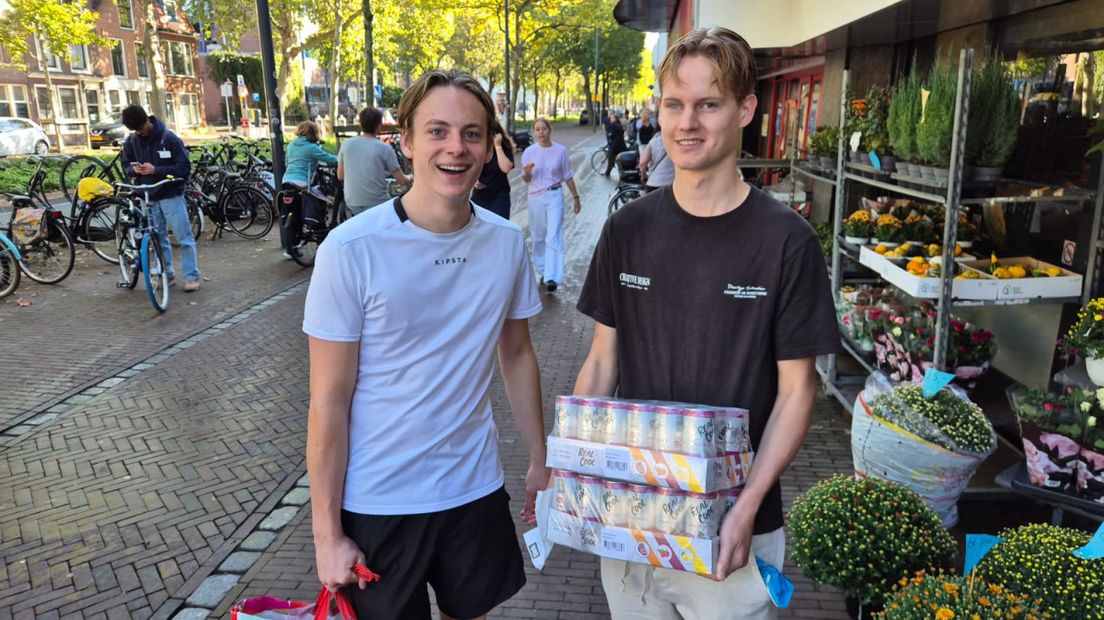 Deze jongens slaan nog snel alcohol in voordat het verkoopverbod ingaat
