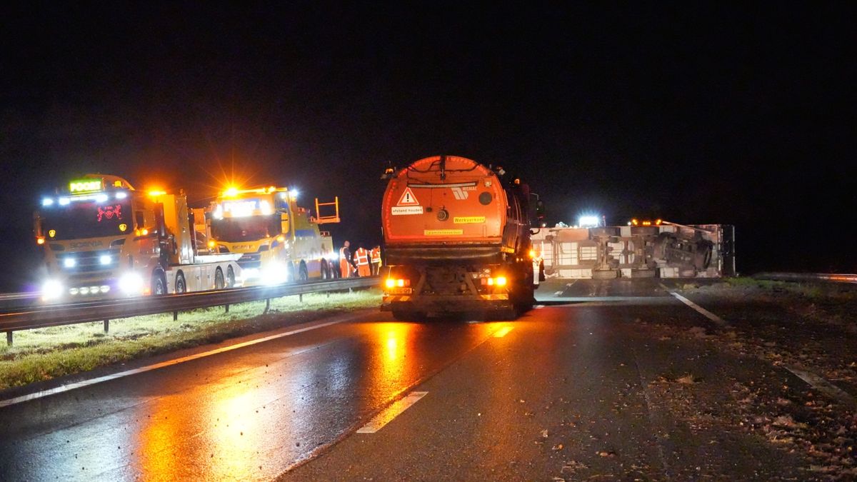 A28 tussen Assen en Groningen afgesloten vanwege gekantelde vrachtwagen