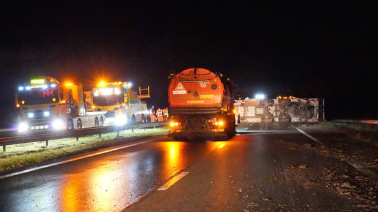 LIVE | A28 dicht tussen Assen-Noord en Vries vanwege gekantelde vrachtwagen. LIVE | A28 dicht tussen Assen-Noord en Vries vanwege gekantelde vrachtwagen.