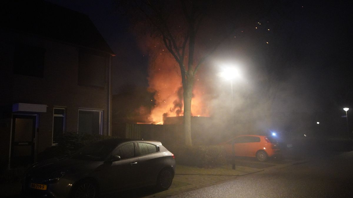 Veel rookontwikkeling en hoge vlammen bij woningbrand in Venray