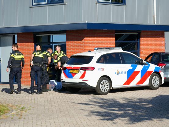 Achtervolging met politiewagens en heli eindigt tegen muurtje in Oranjedorp