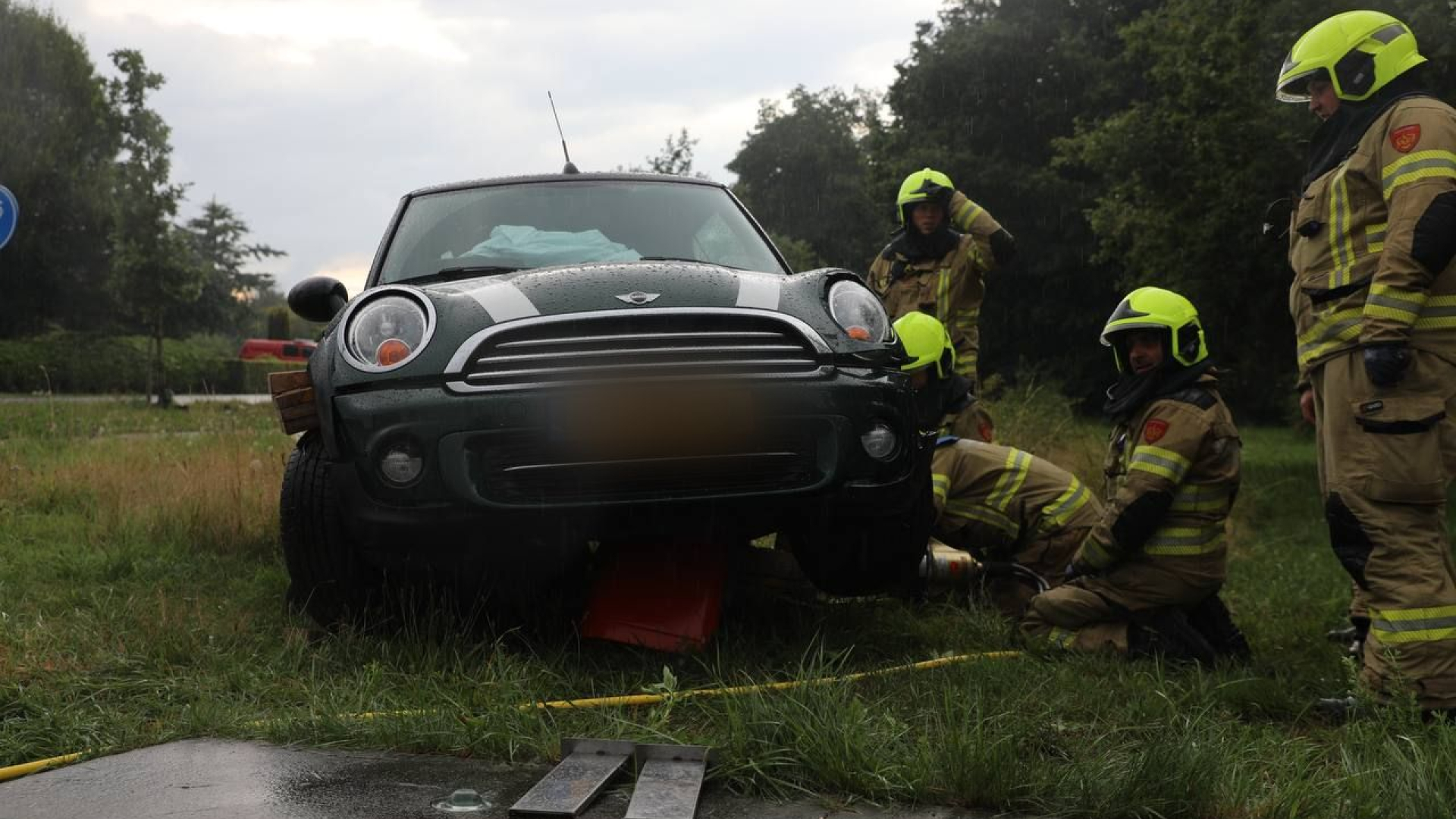 Auto op brievenbus • boom valt om