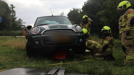Auto belandt na aanrijding op brievenbus. Auto belandt na aanrijding op brievenbus.