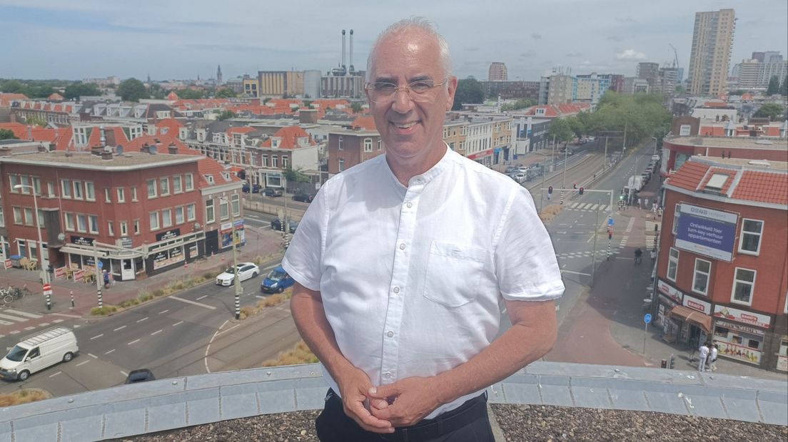 Evangelist David Maasbach op het dak van zijn hoofdkantoor, de Zevensprong op de achtergrond
