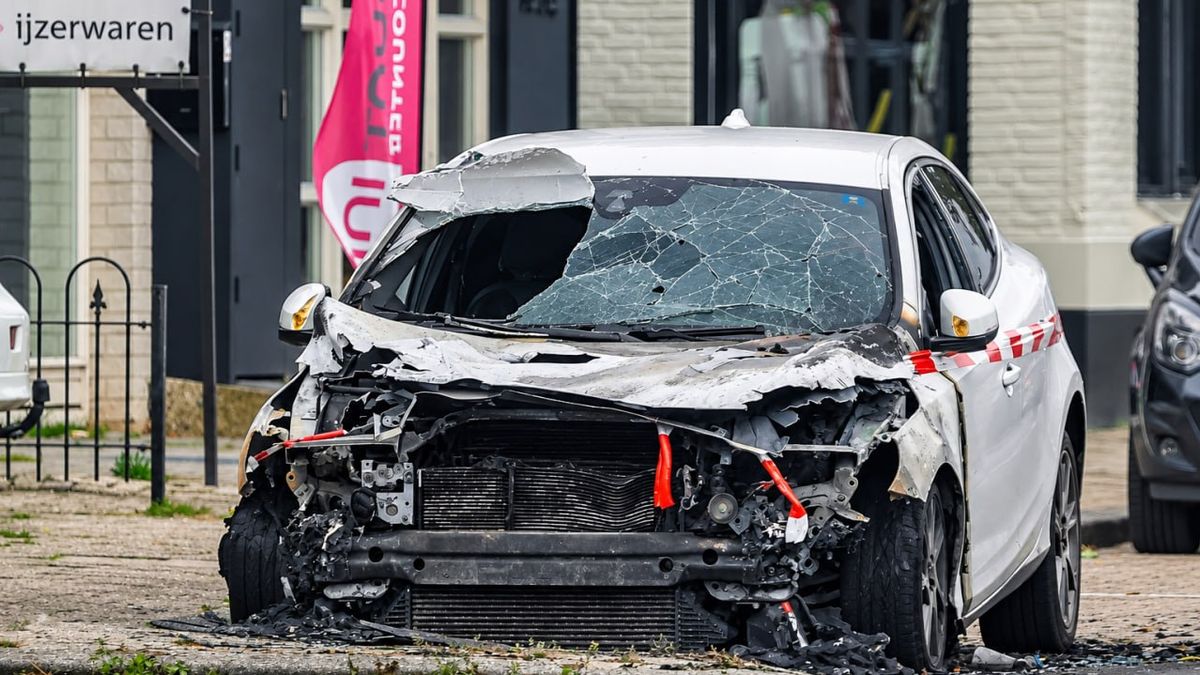 112 Nieuws: Auto in sloot na aanrijding Beuningen | Autobrand in Hengelo