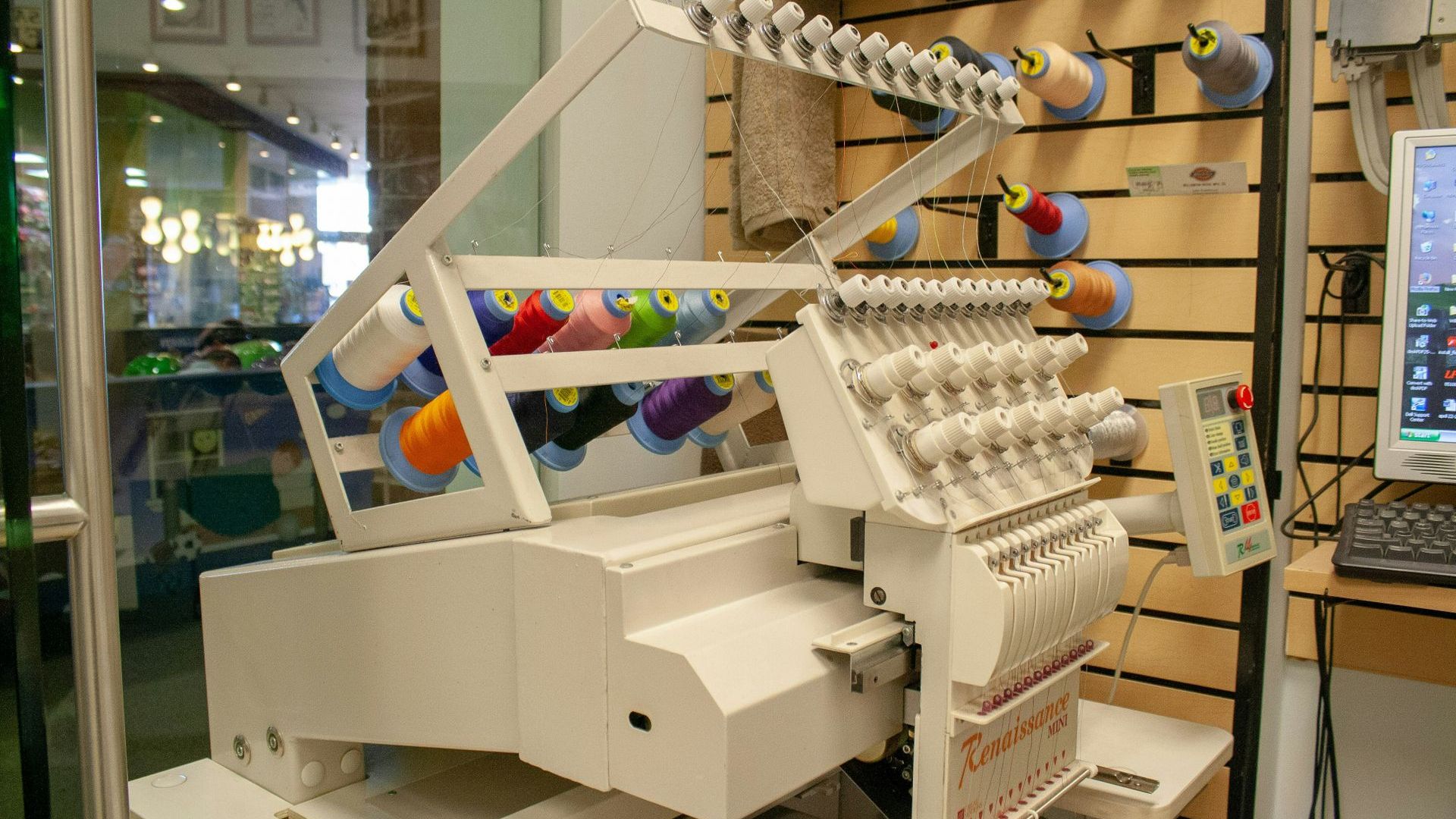 Workshop borduurmachine in Bibliotheek Winterswijk: ontdek creatieve technologie.