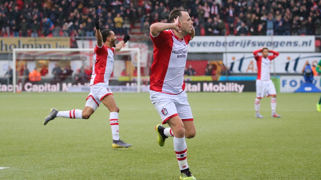 Anco Jansen viert feest na zijn geweldige uithaal, de 3-2 tegen Den Haag (Rechten: Gerrit Rijkens)