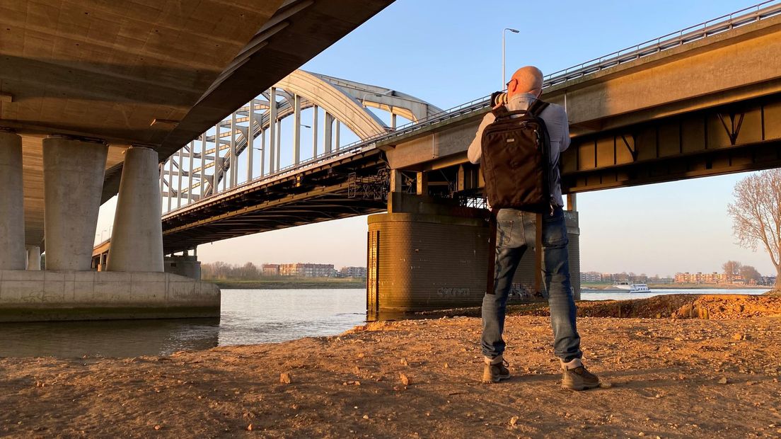 De Lekbrug is niet meer in gebruik sinds 2004. Het verkeer raast al jaren over de naastliggende Jan Blankenbrug. Die is een stuk minder fotogeniek, vindt Marks.