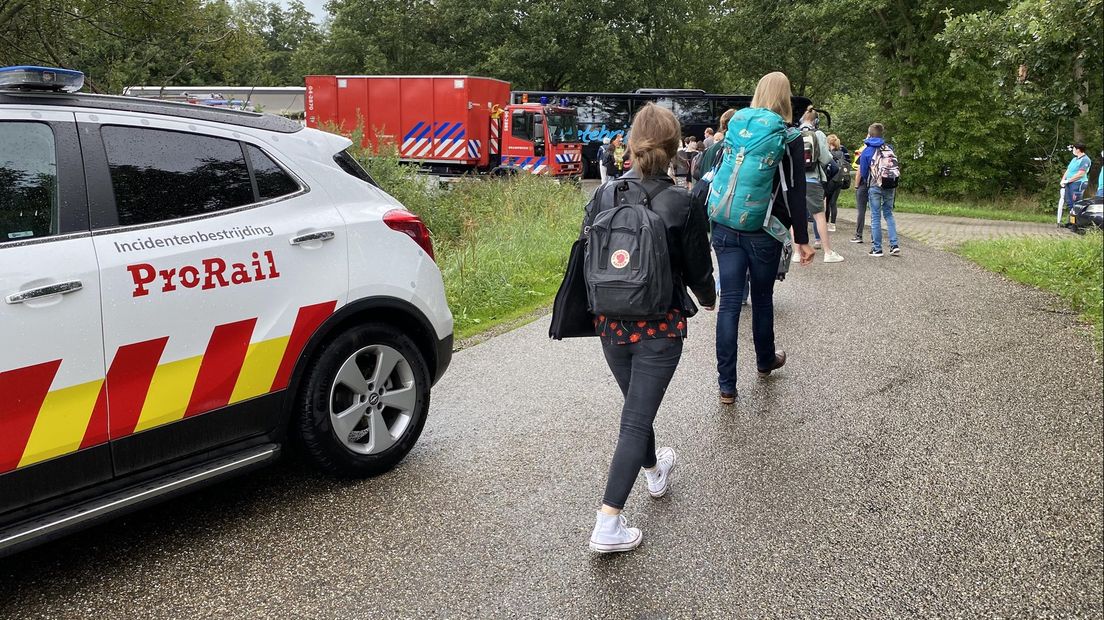 Passagiers worden uit de trein gehaald