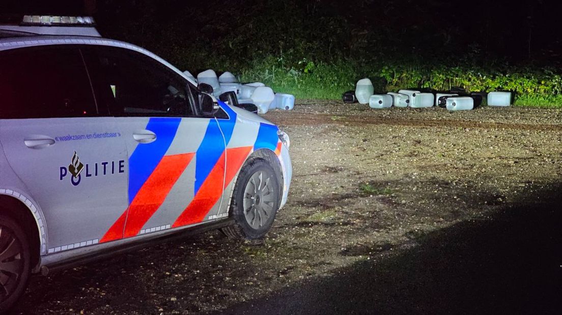 De politie trof donderdagavond tientallen vaten aan.
