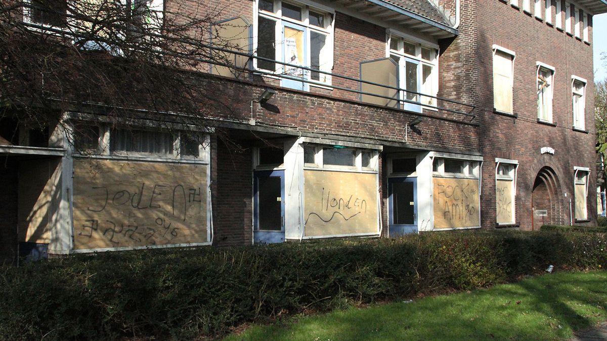 Klooster Sittard beklad met hakenkruizen