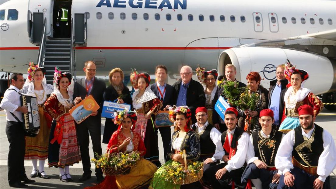 De eerste vlucht naar Corfu werd gevierd (archieffoto Van Oost Media)
