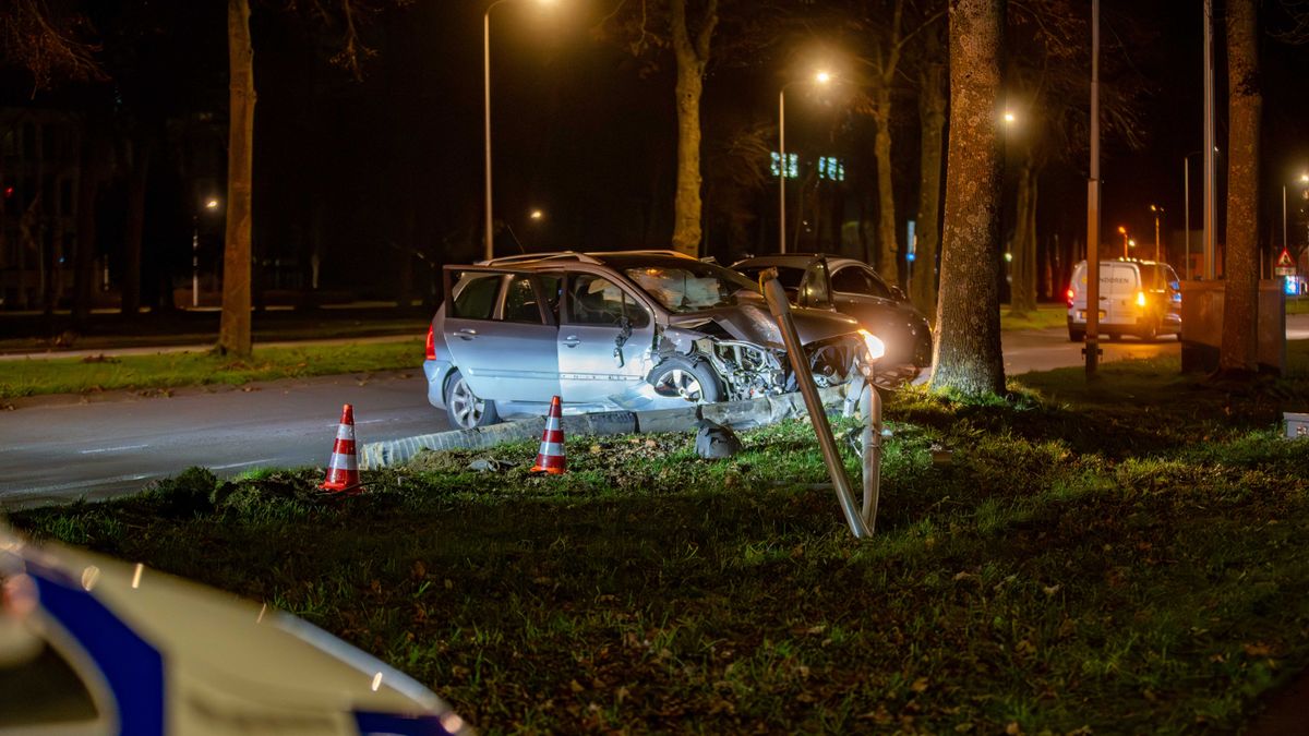Automobilist raakt van de weg in Deventer en vlucht