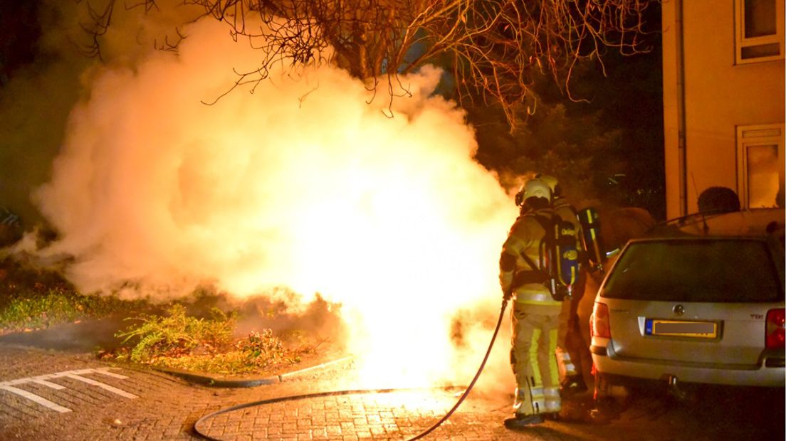 In De Bilt ging een Mercedes in vlammen op