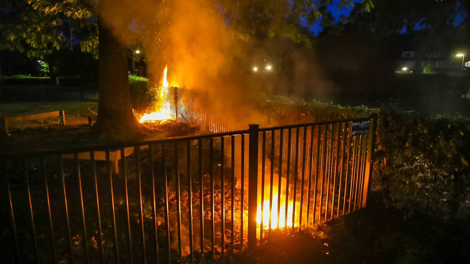 Woning gaat verloren • jongens steken struiken in brand