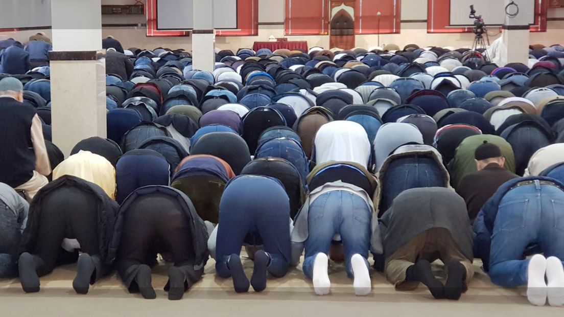 Een gebed in de As-Soennah-moskee in Den Haag