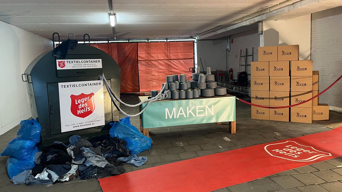De sokken worden van gerecyclede spijkerstof gemaakt