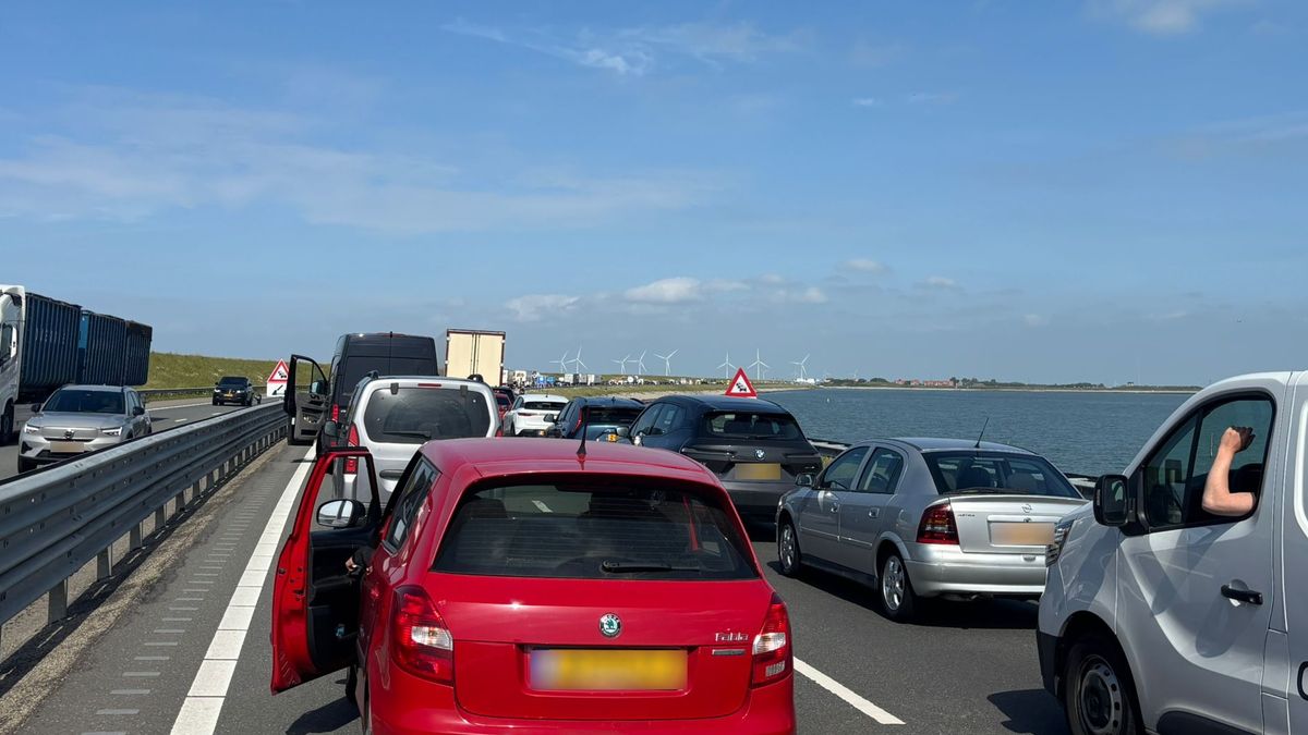 Afsluitdijk richting Fryslân nog uren dicht na ongeluk, twee mensen gewond