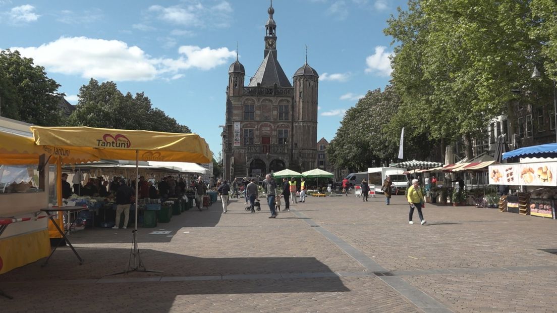 De Deventer warenmarkt op de Brink op vrijdagochtend in coronatijd