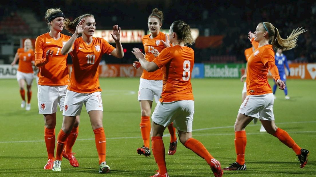 Oranje juicht na één van de zeven treffers