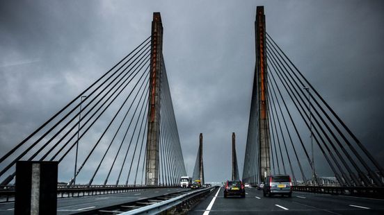 Vangrail stuk na ongeluk, hele dag filerijden op A2.