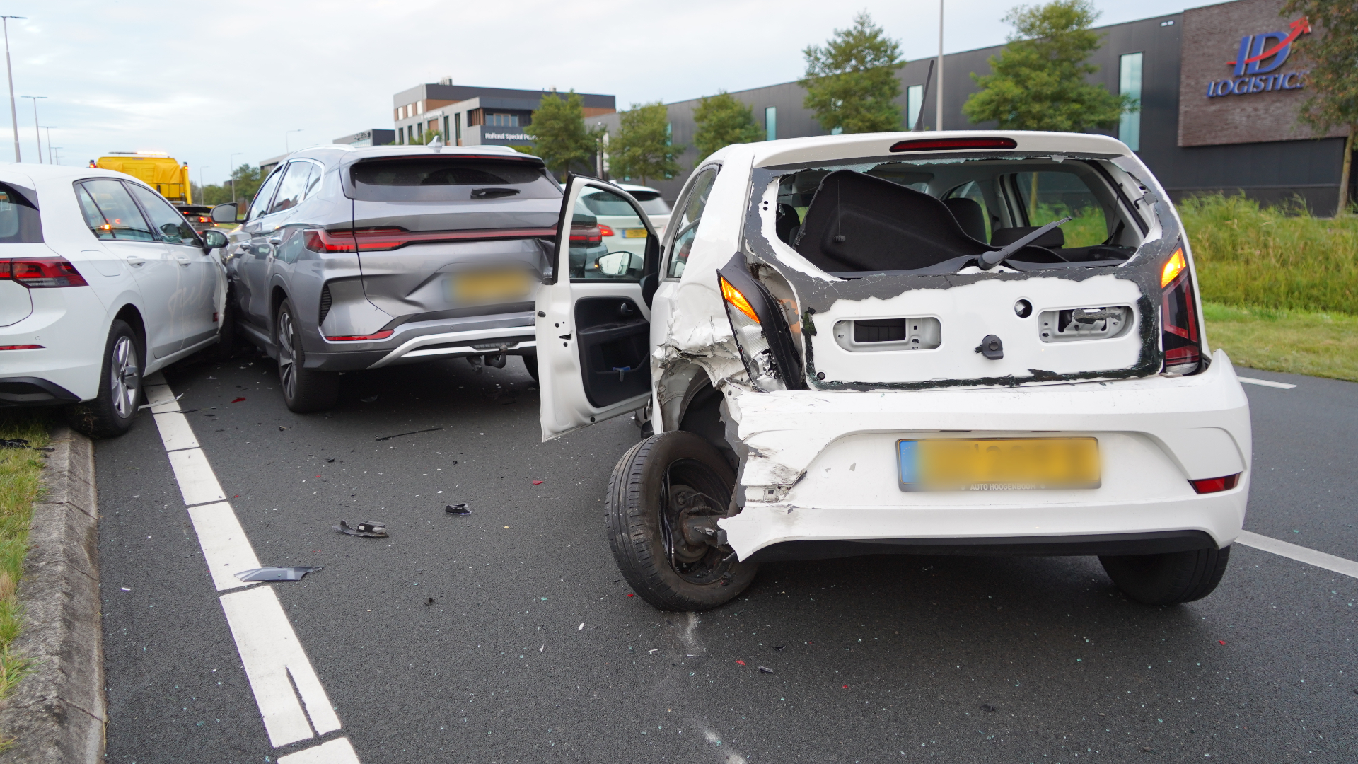 Ongeluk met drie autos, één gewonde.