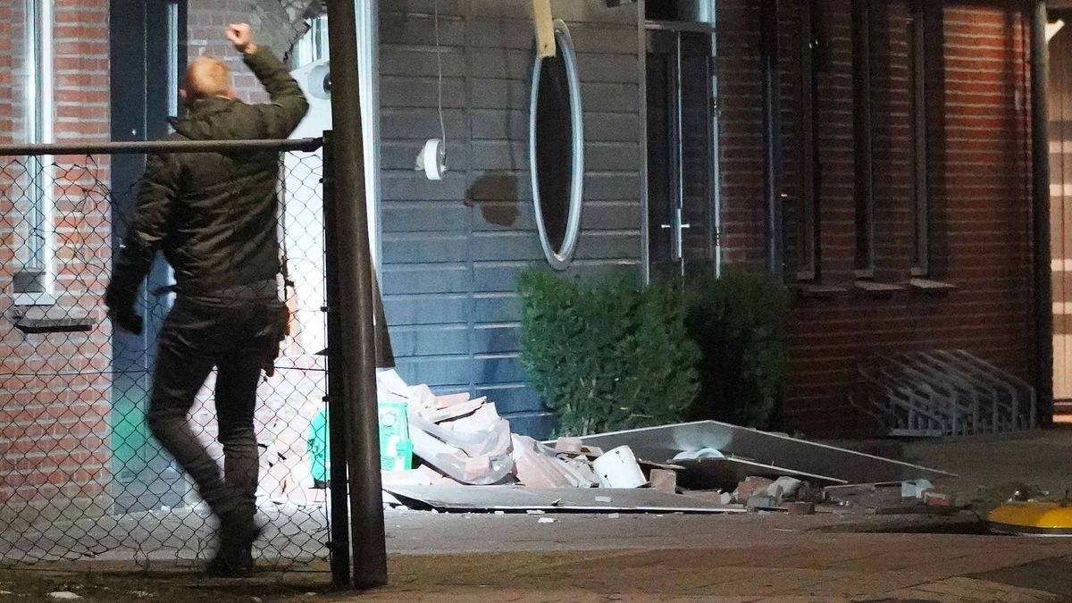 Plofkraak op pinautomaat in Nieuw-Dordrecht, politie zoekt 'minstens vier verdachten'