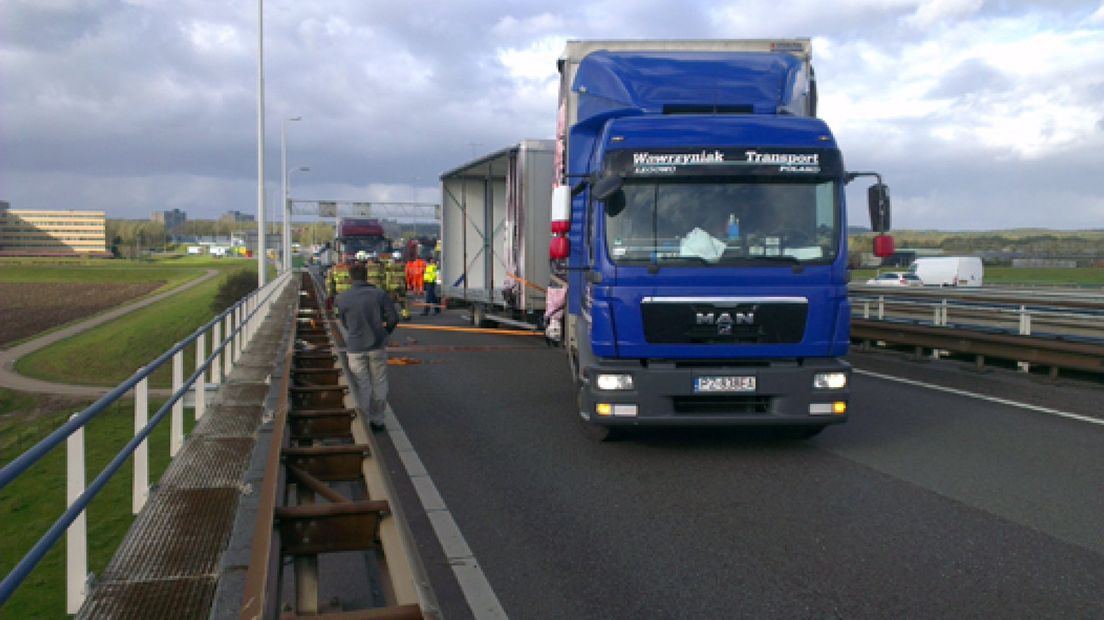 Verkeershinder door gekantelde vrachtwagens