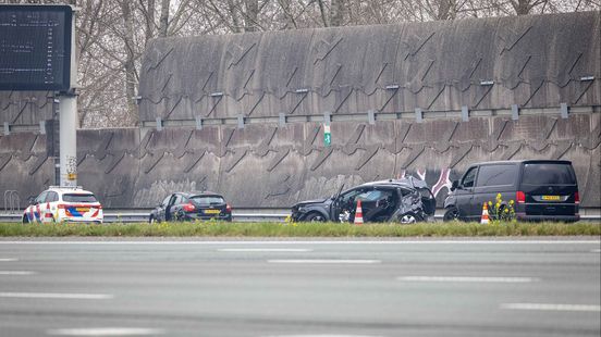 Gewonden en aanhouding bij ongeluk op A2 bij Abcoude. Gewonden en aanhouding bij ongeluk op A2 bij Abcoude.