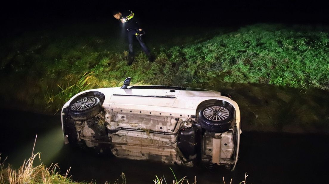 De auto te water.