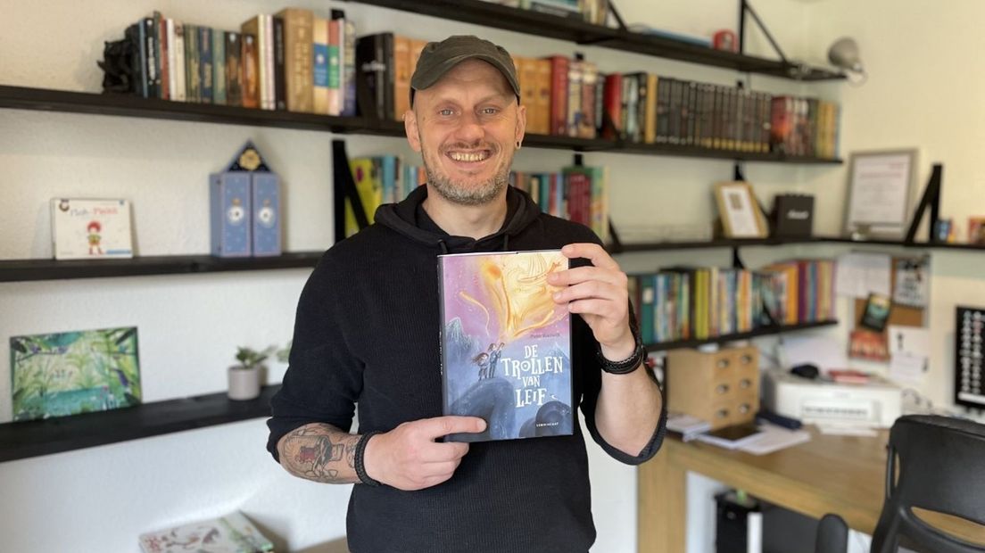 Kinderboekenschrijver Pieter Koolwijk met zijn nieuwe boek: 'De trollen van Leif'