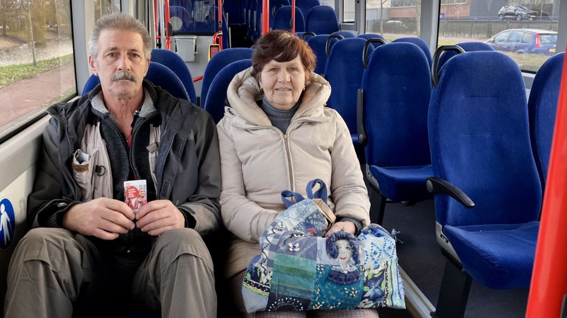 Marja en Frans in een verder helemaal lege bus