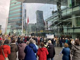 150 moeders zingen bij Utrecht Centraal voor vrede: 'Al is het maar voor mijzelf, dat ik niet kwaad word'