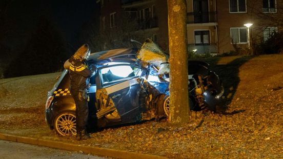 112 nieuws: Gewonde bij botsing tegen boom in Hellendoorn. 112 nieuws: Gewonde bij botsing tegen boom in Hellendoorn.