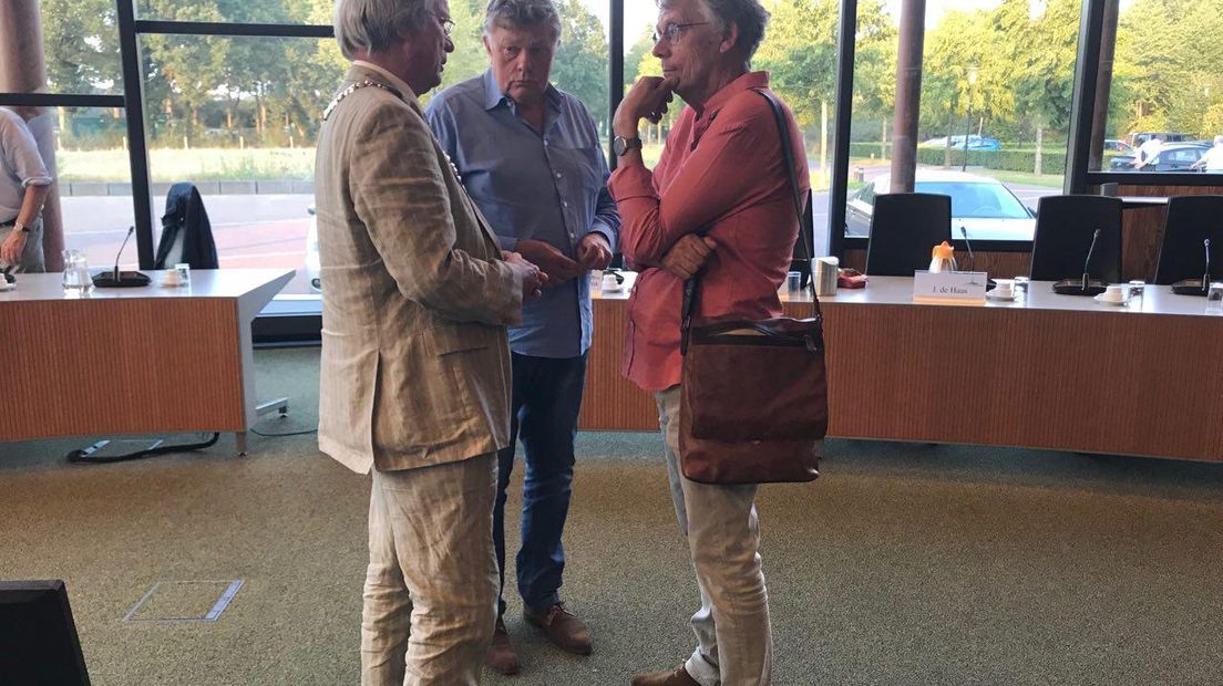 Overleg tussen burgemeester Jager en Hans de la Mar van Progressief Westerveld (Rechten: RTV Drenthe/Hielke Meijer)