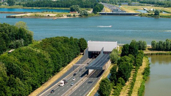 Ongeluk bij Heinenoordtunnel zorgt voor uur vertraging in ochtendspits. Ongeluk bij Heinenoordtunnel zorgt voor uur vertraging in ochtendspits.