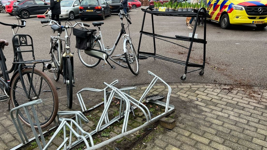 Het vernielde fietsenrek nadat een bejaarde man er met zijn auto overheen reed