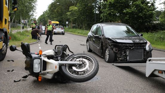 Vier auto’s en motor botsen op Landdrostlaan in Apeldoorn