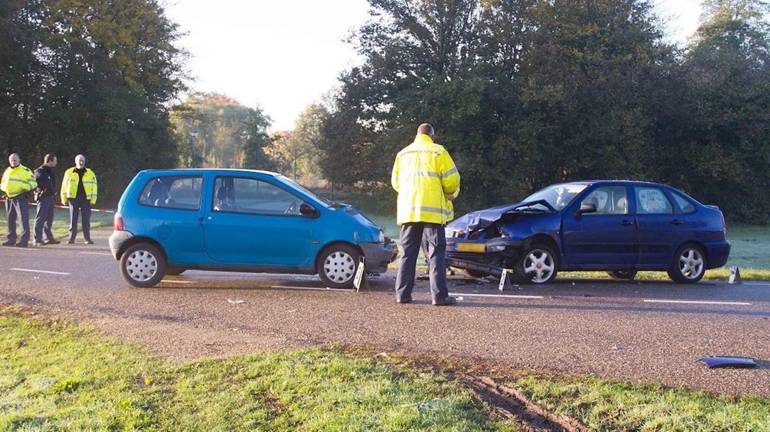 Twee auto's op elkaar in Wierden