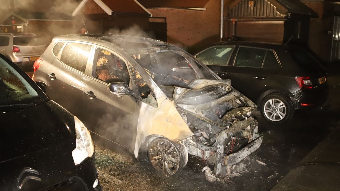 De uitgebrande auto aan de Vlaanderenlaan in Stadskanaal