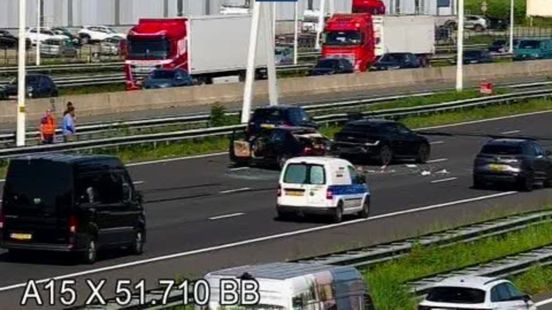 Ongelukken op A15 zorgen voor lange files met veel vertraging in avondspits. Ongelukken op A15 zorgen voor lange files met veel vertraging in avondspits.