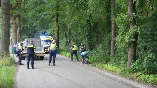 Fietsster in Heino zwaargewond bij aanrijding pick-uptruck. Fietsster in Heino zwaargewond bij aanrijding pick-uptruck.
