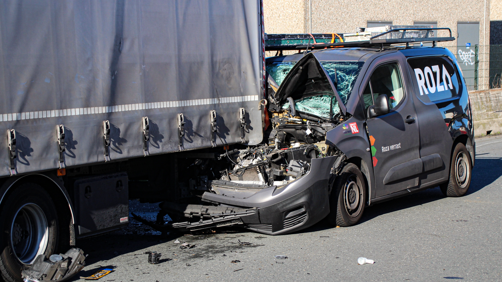 De bus kwam bij het ongeval voor een deel onder de vrachtwagen terecht.