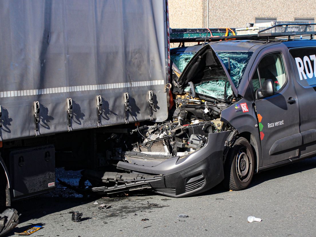 De bus kwam bij het ongeval voor een deel onder de vrachtwagen terecht.