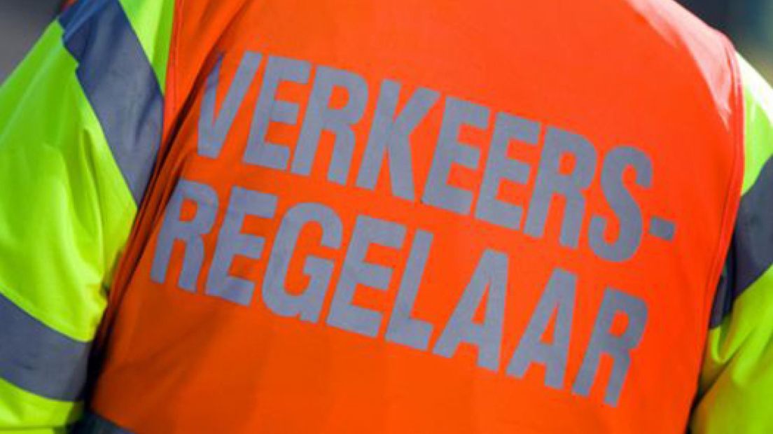 Man rijdt in op verkeersregelaar