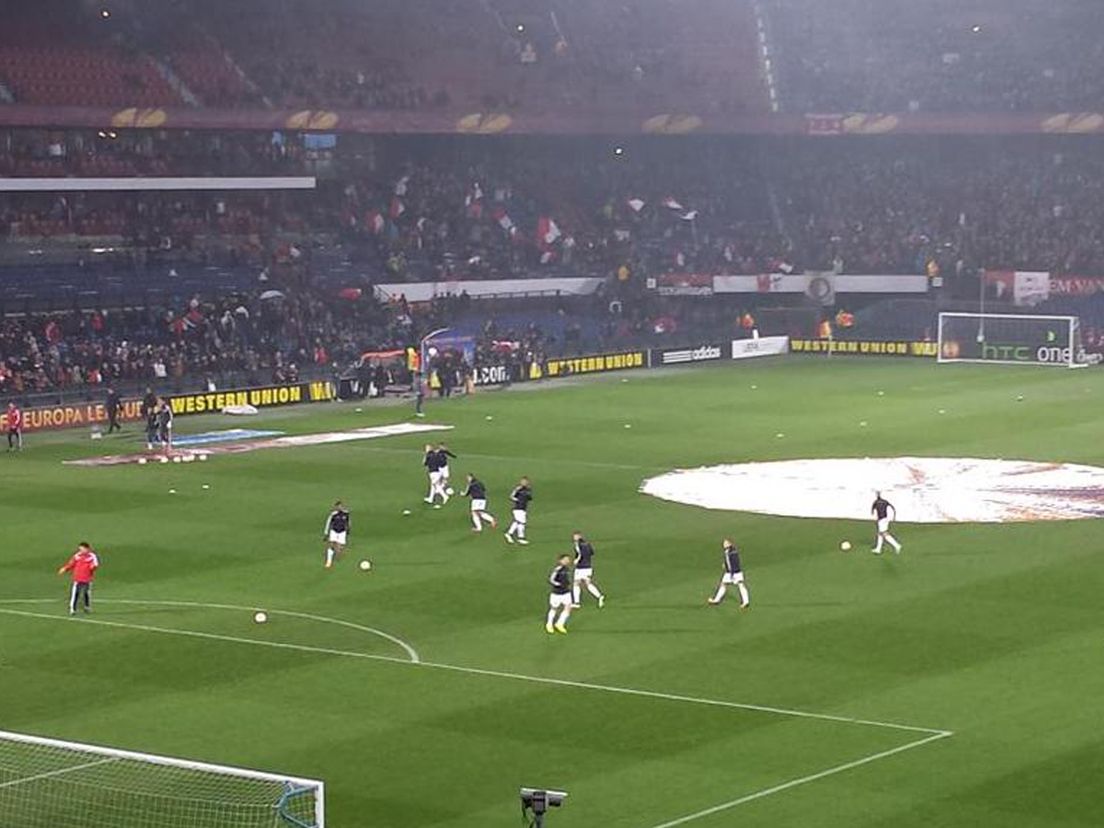 De selectie van Feyenoord warmt zich op voor het duel tegen AS Roma