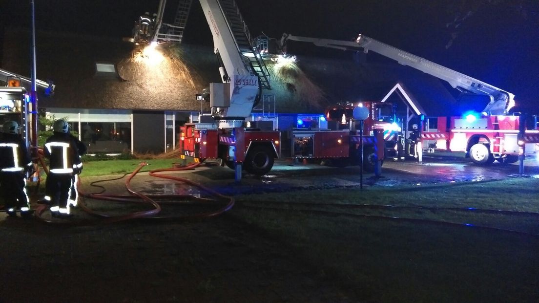 Aan de Sekmaatsteeg in Laren is in de nacht van zondag op maandag een woning in de brand gevlogen doordat de bliksem in de rieten kap sloeg.