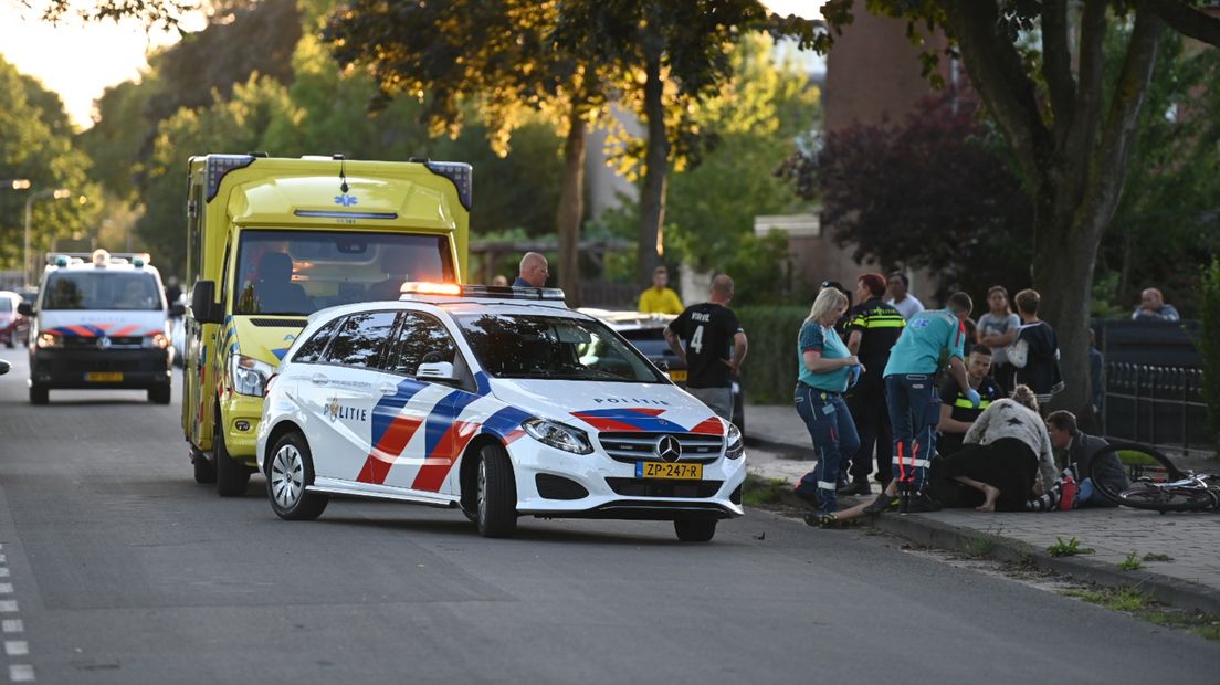 Hulpdiensten helpen het slachtoffer vlak na de aanrijding.